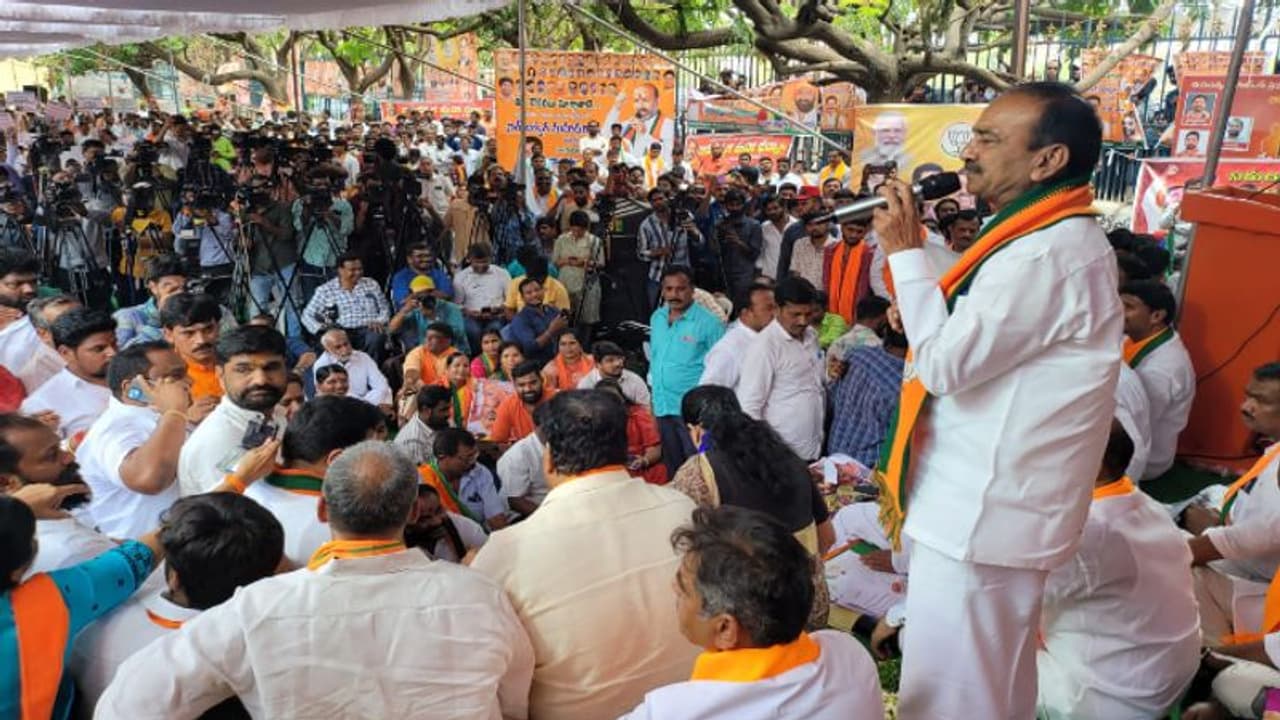 టీఎస్పీఎస్సీ పరీక్ష రాసిన ప్రతి ఒక్కరికీ లక్ష రూపాయలు ఇవ్వాలి.. ఎమ్మెల్యే ఈటల డిమాండ్.. టీఎస్పీఎస్సీ పరీక్ష రాసిన ప్రతి ఒక్కరికీ లక్ష రూపాయలు ఇవ్వాలి.. ఎమ్మెల్యే ఈటల డిమాండ్..