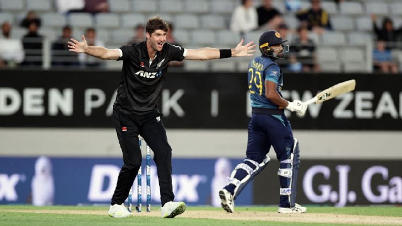 ഹെന്റി ഷിപ്ലി മാരക ബൗളിംഗ്, അഞ്ച് വിക്കറ്റ്! ശ്രീലങ്കയ്ക്കെതിരെ ആദ്യ ഏകദിനത്തില് കിവീസിന് ജയം വീഡിയോ ഹെന്റി ഷിപ്ലി മാരക ബൗളിംഗ്, അഞ്ച് വിക്കറ്റ്! ശ്രീലങ്കയ്ക്കെതിരെ ആദ്യ ഏകദിനത്തില് കിവീസിന് ജയം വീഡിയോ