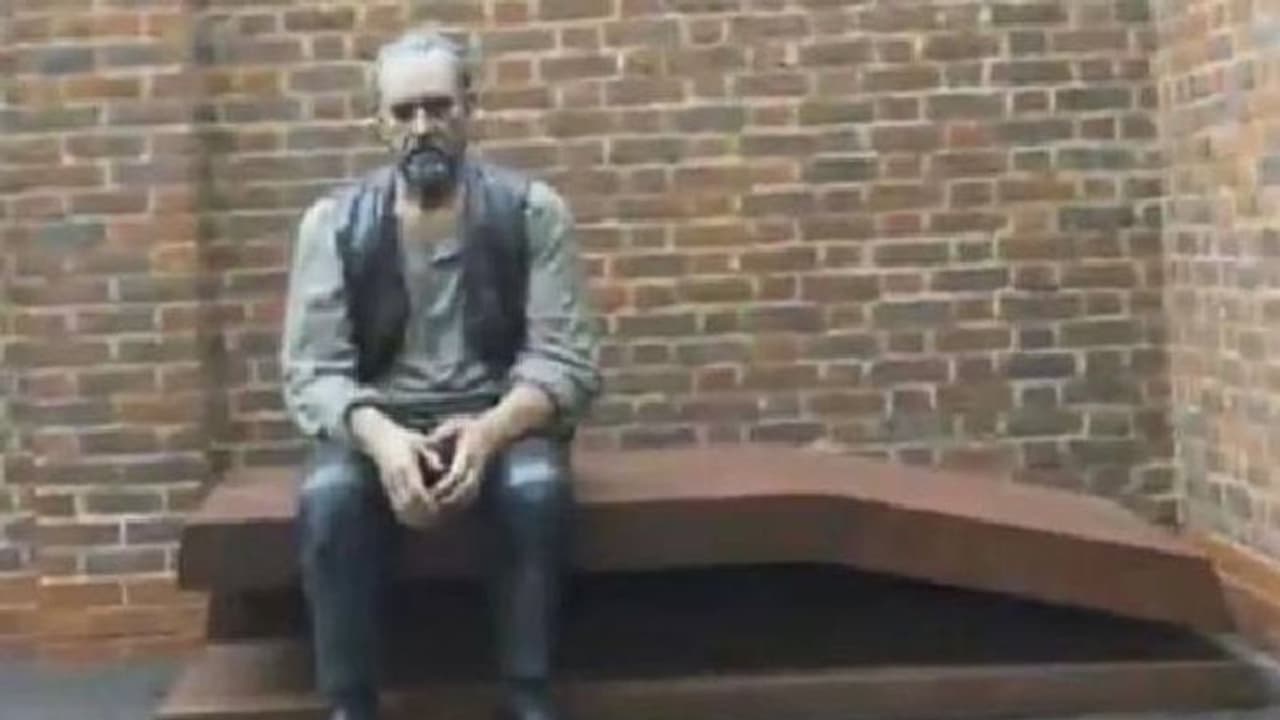 റെയിൽവേ സ്റ്റേഷനിൽ വയ്യാത്ത ആളെ കണ്ട് സഹായം അഭ്യർത്ഥിച്ച് യുവതി, സത്യമറിഞ്ഞപ്പോൾ...