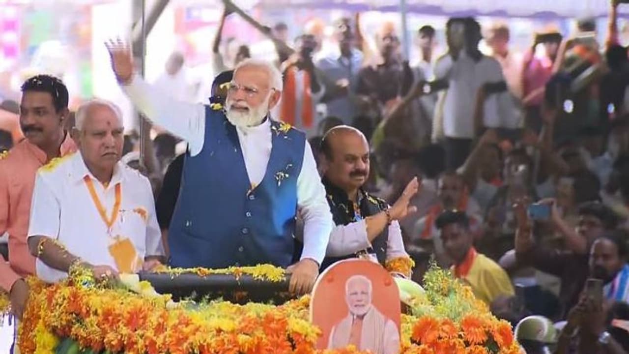 പ്രധാനമന്ത്രിയുടെ റോഡ് ഷോയ്ക്കിടെ സുരക്ഷാ വീഴ്ച, ഒരാൾ കസ്റ്റഡിയിൽ പ്രധാനമന്ത്രിയുടെ റോഡ് ഷോയ്ക്കിടെ സുരക്ഷാ വീഴ്ച, ഒരാൾ കസ്റ്റഡിയിൽ