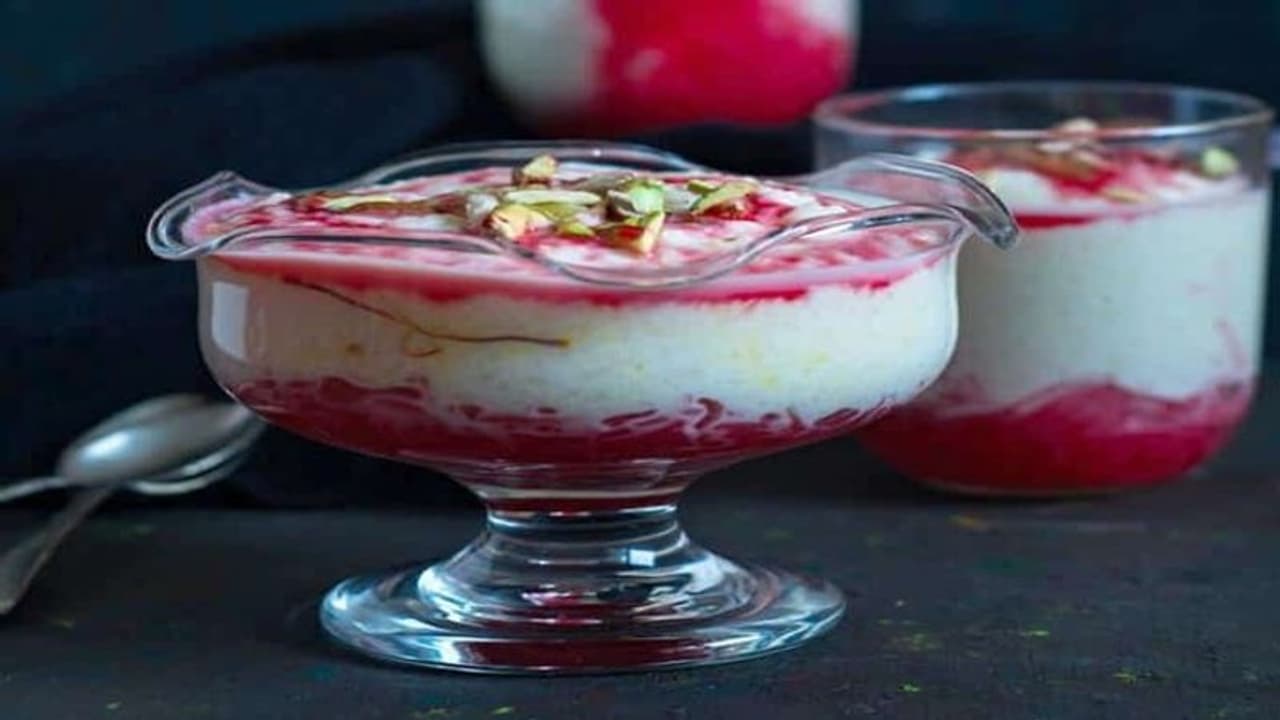 கொளுத்தும் வெயிலுக்கு சில்லென்று ஃபிர்னி ஃபலூடா செய்து சாப்பிடுங்க! எவ்ளோ செய்தாலும் பத்தவே பத்தாது. கொளுத்தும் வெயிலுக்கு சில்லென்று ஃபிர்னி ஃபலூடா செய்து சாப்பிடுங்க! எவ்ளோ செய்தாலும் பத்தவே பத்தாது.