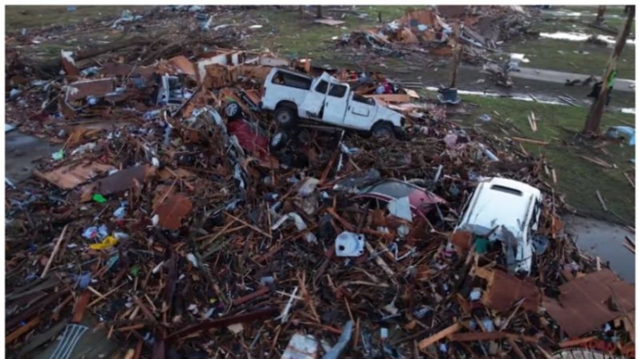 అమెరికాలో టోర్నడో విధ్వంసం.. 23 మంది దుర్మరణం.. యాక్షన్లోకి రెస్క్యూ టీమ్లు అమెరికాలో టోర్నడో విధ్వంసం.. 23 మంది దుర్మరణం.. యాక్షన్లోకి రెస్క్యూ టీమ్లు