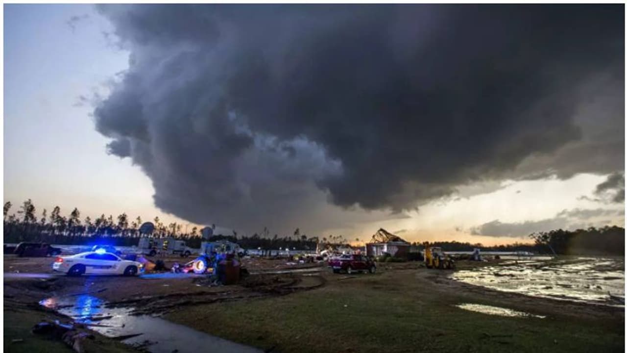 തുടരെ വീശിയടിച്ചത് 11 ചുഴലിക്കാറ്റ്, കെട്ടിടങ്ങളടക്കം നിലംപൊത്തി, 23 മരണം സ്ഥിരീകരിച്ചു; ഭീതിയിൽ മിസിസിപ്പി തുടരെ വീശിയടിച്ചത് 11 ചുഴലിക്കാറ്റ്, കെട്ടിടങ്ങളടക്കം നിലംപൊത്തി, 23 മരണം സ്ഥിരീകരിച്ചു; ഭീതിയിൽ മിസിസിപ്പി