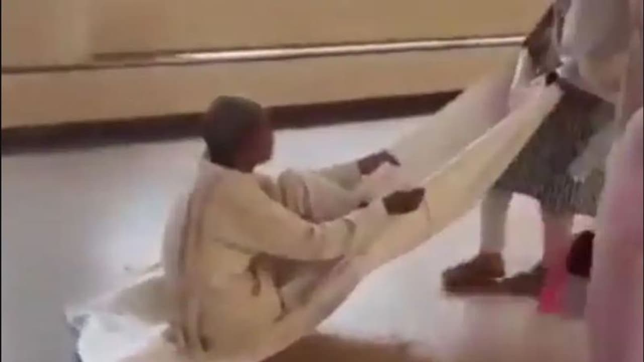 ആശുപത്രിയിൽ സ്ട്രെച്ചറില്ല, കാലൊടിഞ്ഞ വൃദ്ധനെ പുറത്തെത്തിച്ചത് തുണിയിലിരുത്തി വലിച്ചിഴച്ച് 