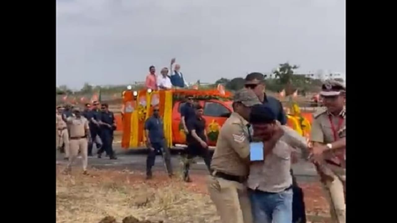 ప్రధాని మోడీ భద్రతకు భంగం వాటిల్లలేదు కర్ణాటకలో కాన్వాయ్ వైపు ఓ వ్యక్తి దూసుకెళ్లిన ఘటనపై పోలీసుల వివరణ ప్రధాని మోడీ భద్రతకు భంగం వాటిల్లలేదు కర్ణాటకలో కాన్వాయ్ వైపు ఓ వ్యక్తి దూసుకెళ్లిన ఘటనపై పోలీసుల వివరణ