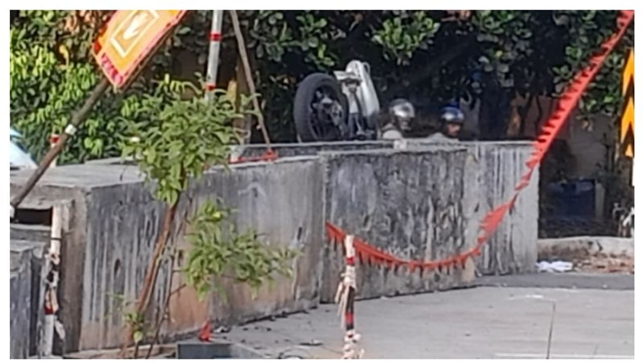 കോൺക്രീറ്റ് ബ്ലോക്കിനുള്ളിൽ റേസിംഗ് ബൈക്ക് തല കീഴായി കുടുങ്ങി; ഉടമസ്ഥനെ കാണാനില്ല, ദുരൂഹത 