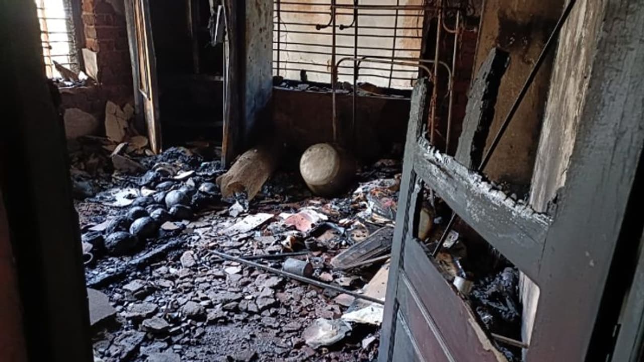 കത്തിച്ച് വച്ച മെഴുകുതിരിയില്‍ നിന്ന് തീ പടര്‍ന്നു, മുറിയിലുണ്ടായ അഗ്നിബാധയില്‍ ഗൃഹനാഥന് ഗുരുതര പൊള്ളല്‍