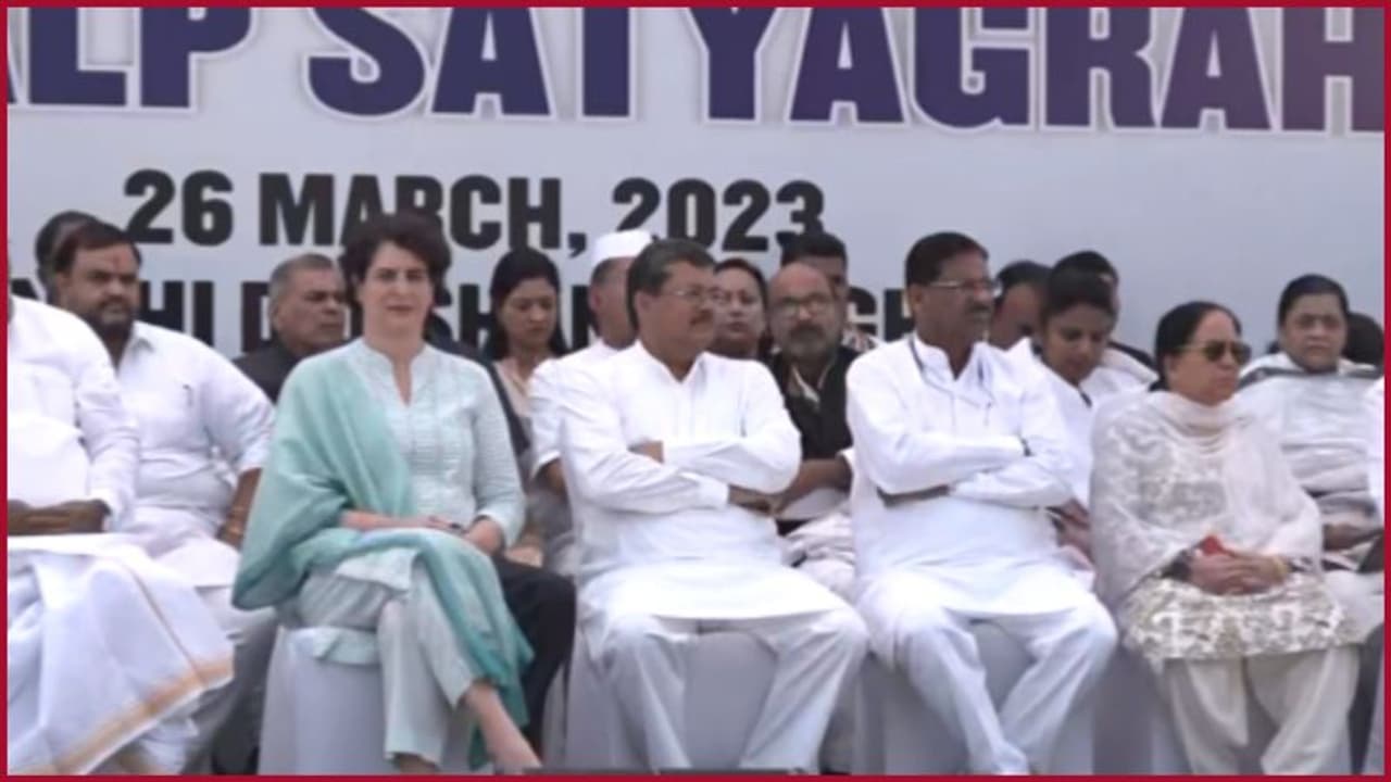 டெல்லியில் தடையை மீறி காங். சத்தியாகிரகப் போராட்டம்: கார்கே, பிரியங்கா பங்கேற்பு