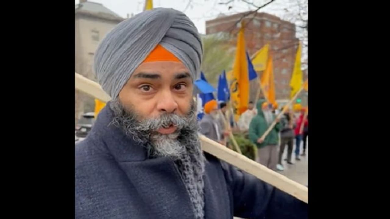 వాషింగ్టన్ లోని ఇండియన్ ఎంబసీ వద్ద భారతీయ జర్నలిస్టుపై ఖలిస్తాన్ మద్దతుదారుల దాడి.. భారత్, మోడీపై దూషణలు వాషింగ్టన్ లోని ఇండియన్ ఎంబసీ వద్ద భారతీయ జర్నలిస్టుపై ఖలిస్తాన్ మద్దతుదారుల దాడి.. భారత్, మోడీపై దూషణలు