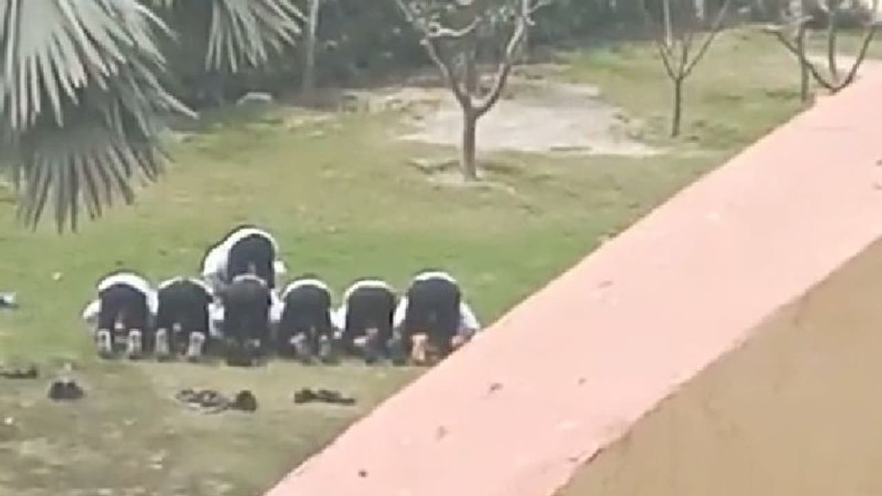 ಸಂಸ್ಕೃತಿ ವಿವಿಯಲ್ಲಿ ಕಾಶ್ಮೀರದ ಮುಸ್ಲಿಂ ವಿದ್ಯಾರ್ಥಿಗಳ ನಮಾಜ್: ವಿಡಿಯೋ ವೈರಲ್