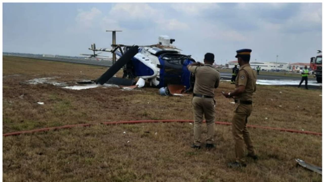 നെടുമ്പാശ്ശേരി വിമാനത്താവളത്തിൽ ഹെലികോപ്ടർ തകർന്നുവീണു, റൺവേ അടച്ചു നെടുമ്പാശ്ശേരി വിമാനത്താവളത്തിൽ ഹെലികോപ്ടർ തകർന്നുവീണു, റൺവേ അടച്ചു
