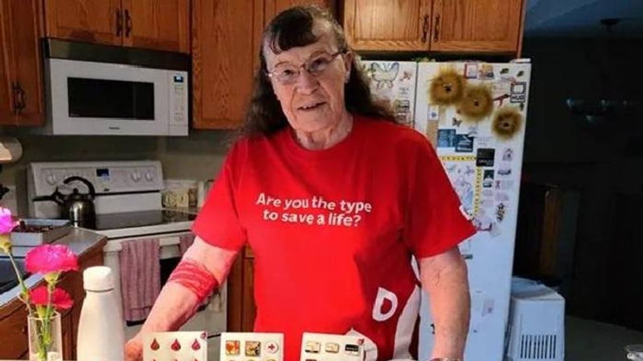 22 ാം വയസിൽ തുടങ്ങി, രക്തം ദാനം ചെയ്ത് ലോക റെക്കോർഡ് ഇട്ട് 80 കാരി