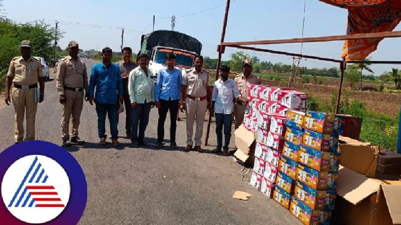 ಗಿಫ್ಟ್ ಪಾಲಿಟಿಕ್ಸ್ ಜೋರು: ವಿಜಯಪುರದಲ್ಲಿ ದಾಖಲೆ ಇಲ್ಲದೆ ಸಾಗಿಸುತ್ತಿದ್ದ 90 ಕುಕ್ಕರ್ ವಶಕ್ಕೆ ಪಡೆದ ಪೊಲೀಸರು ಗಿಫ್ಟ್ ಪಾಲಿಟಿಕ್ಸ್ ಜೋರು: ವಿಜಯಪುರದಲ್ಲಿ ದಾಖಲೆ ಇಲ್ಲದೆ ಸಾಗಿಸುತ್ತಿದ್ದ 90 ಕುಕ್ಕರ್ ವಶಕ್ಕೆ ಪಡೆದ ಪೊಲೀಸರು