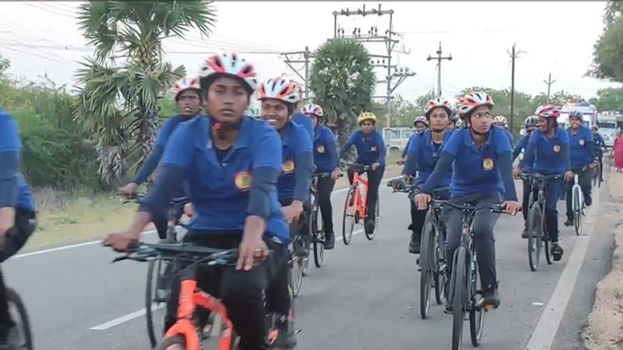 தமிழக பெண் காவலர்களின் பொன் விழா ஆண்டு: சென்னை டூ கன்னியாகுமரி வரையில் மிதிவண்டி பயணம்!