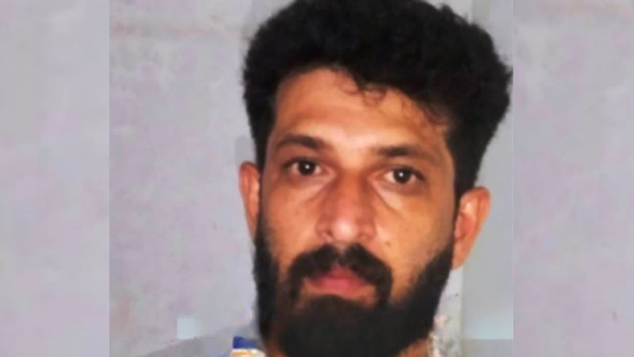 കോഴിക്കോട് വനിതാസുഹൃത്തിൻ്റെ വീട്ടിലെത്തിയ കണ്ണൂ‍ർ സ്വദേശിയെ 20 അംഗ സംഘം ക്രൂരമായി ആക്രമിച്ചു; അയൽവാസി പിടിയിൽ