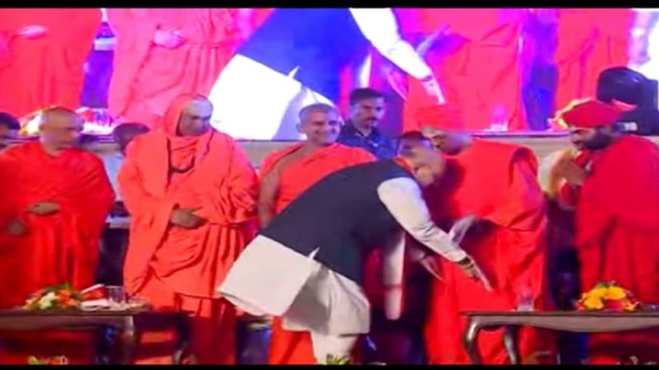 ಮೊದಲ ಬಾರಿಗೆ ಶ್ರೀಗಳ ಕಾಲು ಮುಟ್ಟಿ ನಮಸ್ಕರಿಸಿದ ಅಮಿತ್ ಶಾ: ಬಹುಮತ ಕೊಡುವಂತೆ ಮನವಿ