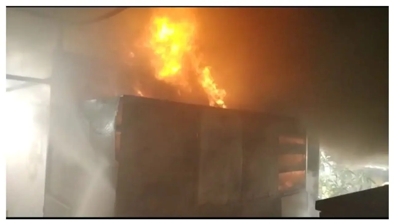 ಮಂಗಳೂರು: ಅಡ್ಯಾರ್ ಐಸ್ ಕ್ರೀಮ್ ದಾಸ್ತಾನು ಕೇಂದ್ರಕ್ಕೆ ಬೆಂಕಿ, ಕೋಟ್ಯಂತರ ರೂ. ನಷ್ಟ ಮಂಗಳೂರು: ಅಡ್ಯಾರ್ ಐಸ್ ಕ್ರೀಮ್ ದಾಸ್ತಾನು ಕೇಂದ್ರಕ್ಕೆ ಬೆಂಕಿ, ಕೋಟ್ಯಂತರ ರೂ. ನಷ್ಟ