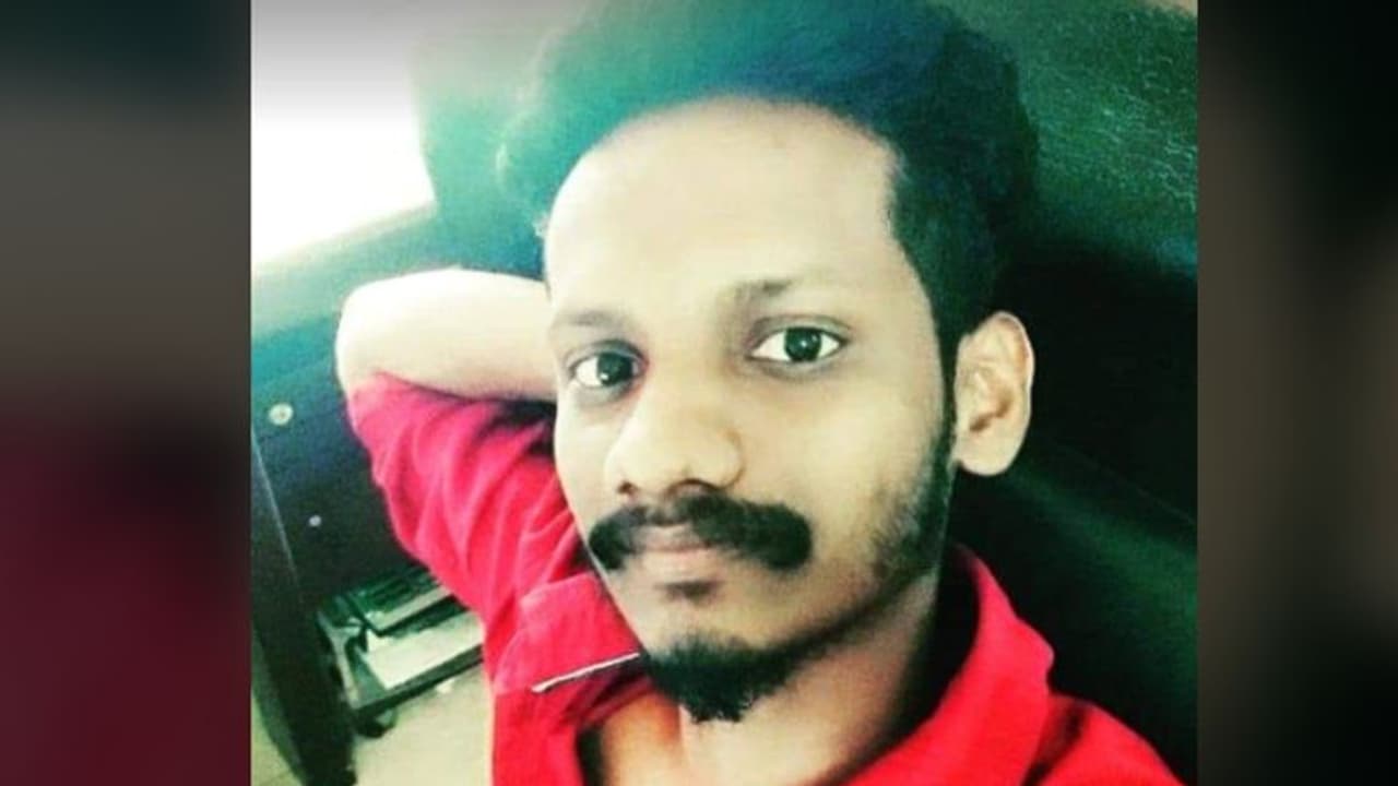 ഉത്സവം കണ്ട് മടങ്ങവെ ടോറസ് ലോറി ഇടിച്ചു യുവാവിന് ദാരുണാന്ത്യം ഉത്സവം കണ്ട് മടങ്ങവെ ടോറസ് ലോറി ഇടിച്ചു യുവാവിന് ദാരുണാന്ത്യം