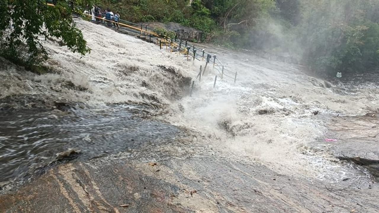கும்பக்கரை அருவியில் திடீர் காட்டாற்று வெள்ளம்.! சிக்கிய சுற்றுலா பயணிகள்.? அதிர்ஷ்டவசமாக உயிர்தப்பிய அதிசயம்