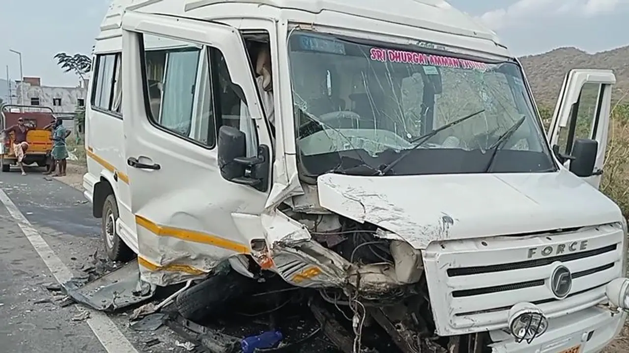 பெரம்பலூரில் வேன், கார் மோதி கோர விபத்து; ஒருவர் பலி 8 பேர் படுகாயம்