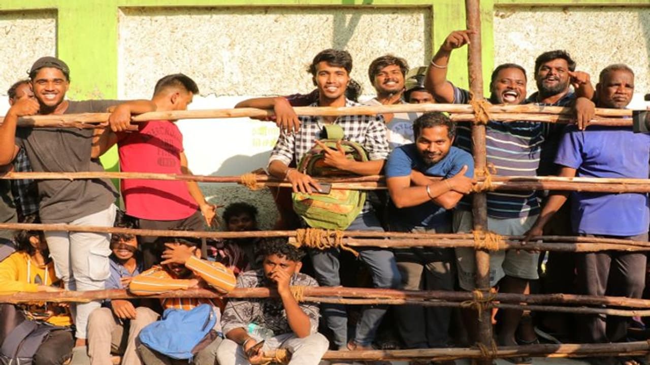 சென்னையில் பரபரப்பாக தொடங்கிய டிக்கெட் விற்பனை: நீண்ட வரிசையில் காத்திருந்த டிக்கெட் வாங்கிய ரசிகர்கள்! சென்னையில் பரபரப்பாக தொடங்கிய டிக்கெட் விற்பனை: நீண்ட வரிசையில் காத்திருந்த டிக்கெட் வாங்கிய ரசிகர்கள்!