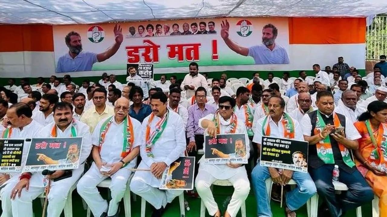 రాహుల్ గాంధీ అనర్హత వేటుపై రెండో రోజుకు కాంగ్రెస్ నిరసనలు.. టాప్ పాయింట్స్ రాహుల్ గాంధీ అనర్హత వేటుపై రెండో రోజుకు కాంగ్రెస్ నిరసనలు.. టాప్ పాయింట్స్