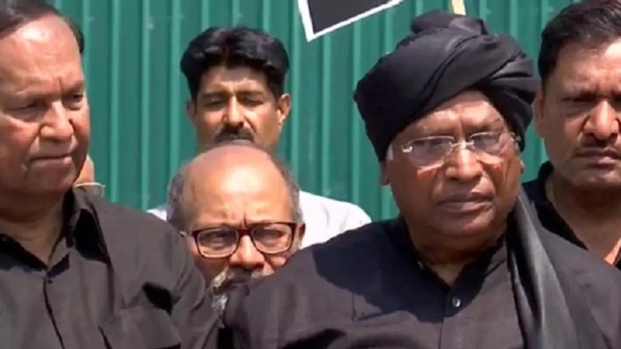 ರಾಹುಲ್‌ ಗಾಂಧಿ, ಅದಾನಿ ವಿಚಾರಕ್ಕೆ ಬಲಿಯಾದ ಸಂಸತ್‌ ಕಲಾಪ: ಕಪ್ಪು ಬಟ್ಟೆ ಧರಿಸಿ ಬಂದ ಕಾಂಗ್ರೆಸ್‌ ಸಂಸದರು 