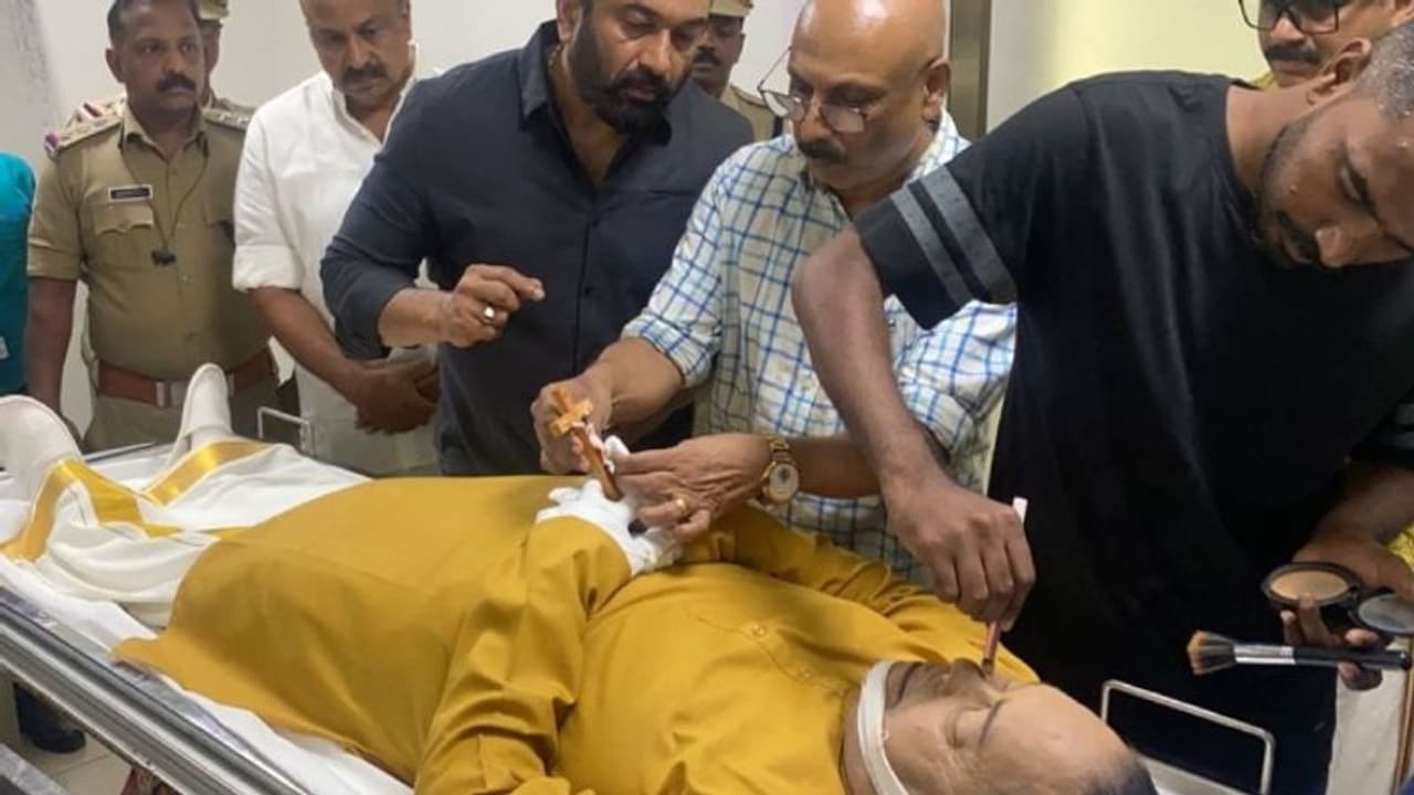 'ഒരിക്കൽ കൂടി.. ഇനിയൊരു മേക്കപ്പ് ഇടൽ ഉണ്ടാവില്ല'; നോവായി ഫോട്ടോ