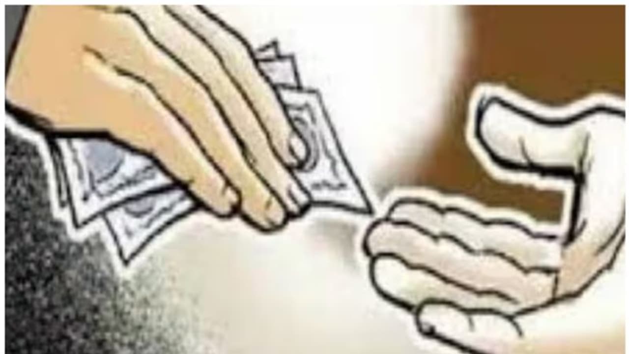 വീട്ടുനമ്പർ കിട്ടാൻ കൈക്കൂലി; മുൻ പഞ്ചായത്ത് സെക്രട്ടറിക്ക് 2 വർഷം കഠിന തടവും 50,000 രൂപ പിഴ വീട്ടുനമ്പർ കിട്ടാൻ കൈക്കൂലി; മുൻ പഞ്ചായത്ത് സെക്രട്ടറിക്ക് 2 വർഷം കഠിന തടവും 50,000 രൂപ പിഴ