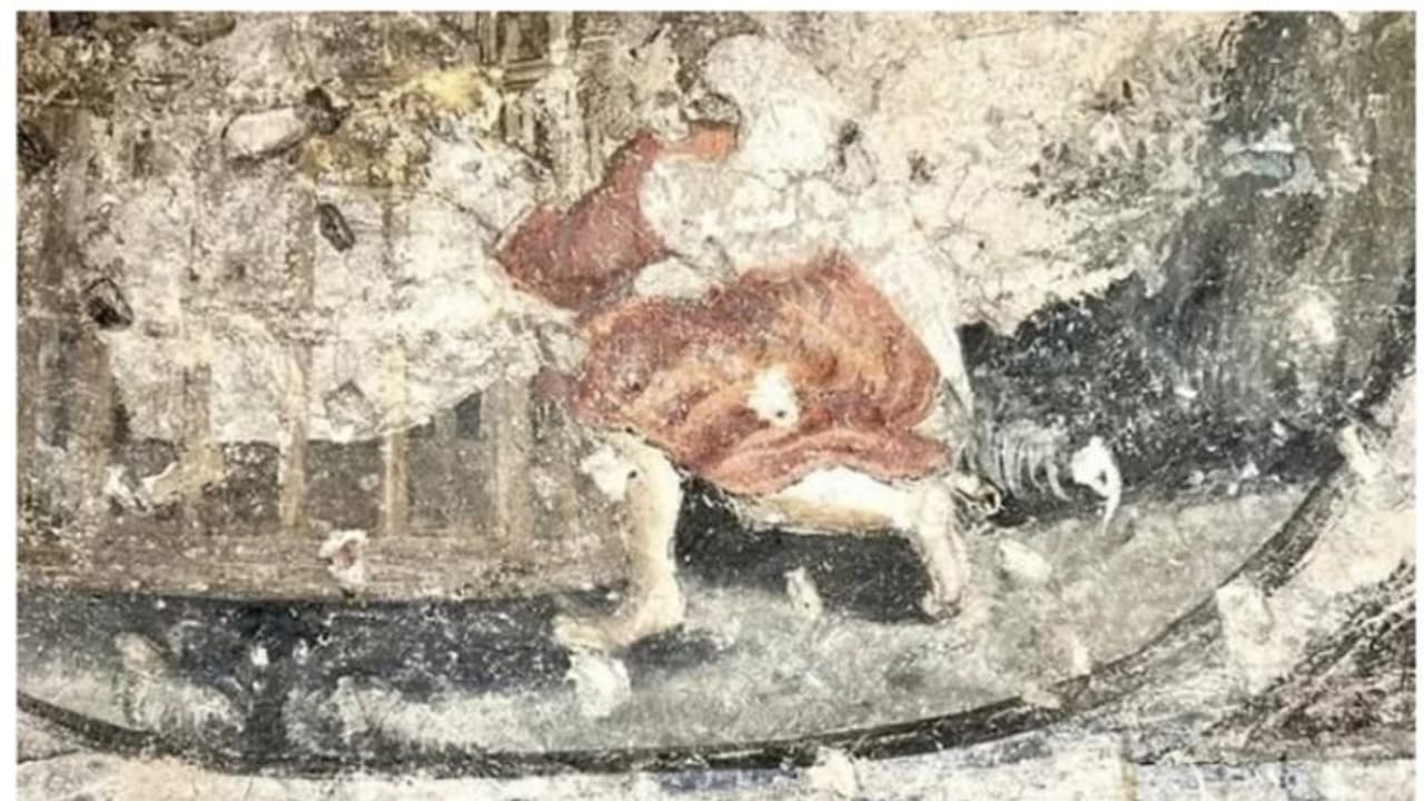 അടുക്കള പുതുക്കിപ്പണിയുന്നതിനിടെ വെളിപ്പെട്ടത് 400 വര്‍ഷം പഴക്കമുള്ള ചിത്രങ്ങള്‍ !