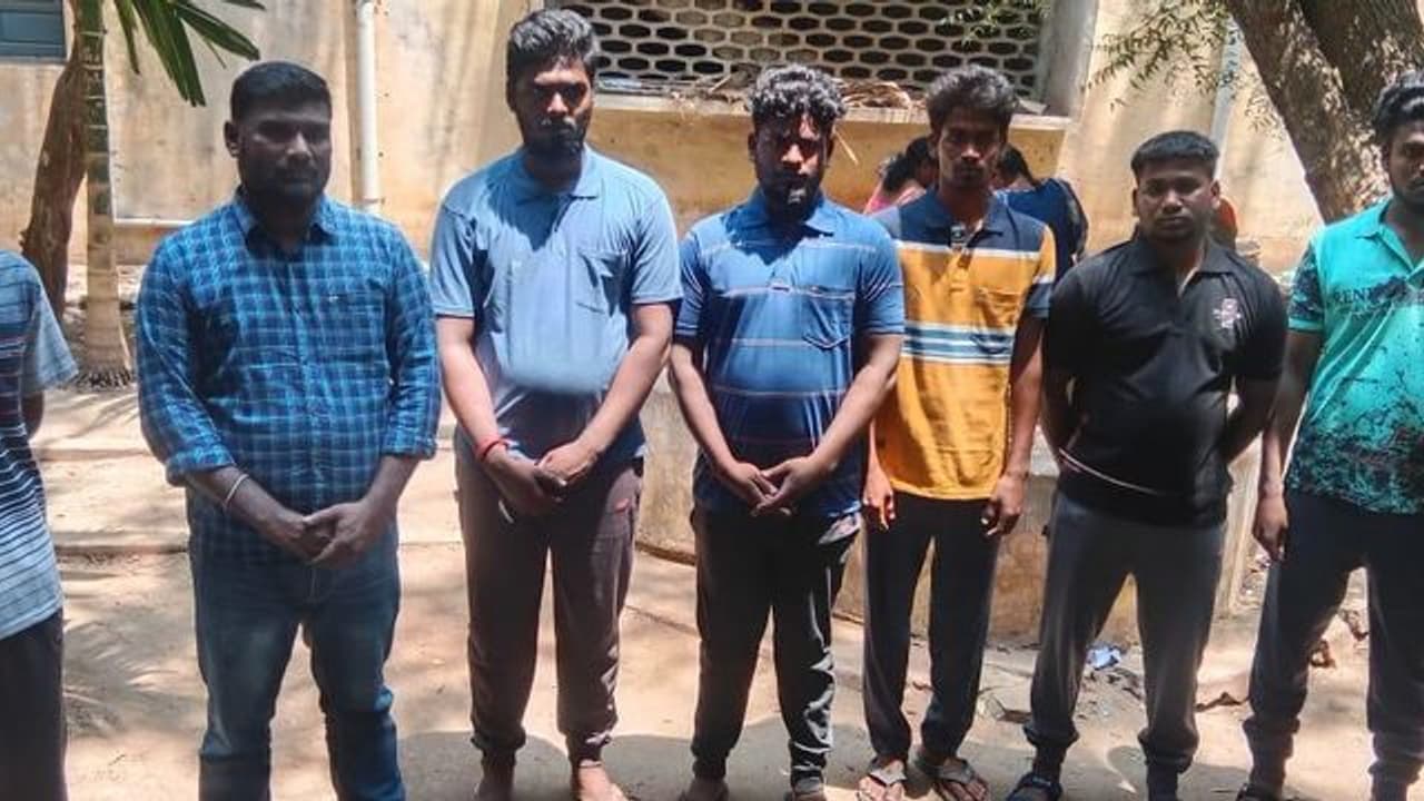 புதுச்சேரி உள்துறை அமைச்சரின் உறவினர் படுகொலை; 7 பேர் நீதிமன்றத்தில் சரண் புதுச்சேரி உள்துறை அமைச்சரின் உறவினர் படுகொலை; 7 பேர் நீதிமன்றத்தில் சரண்