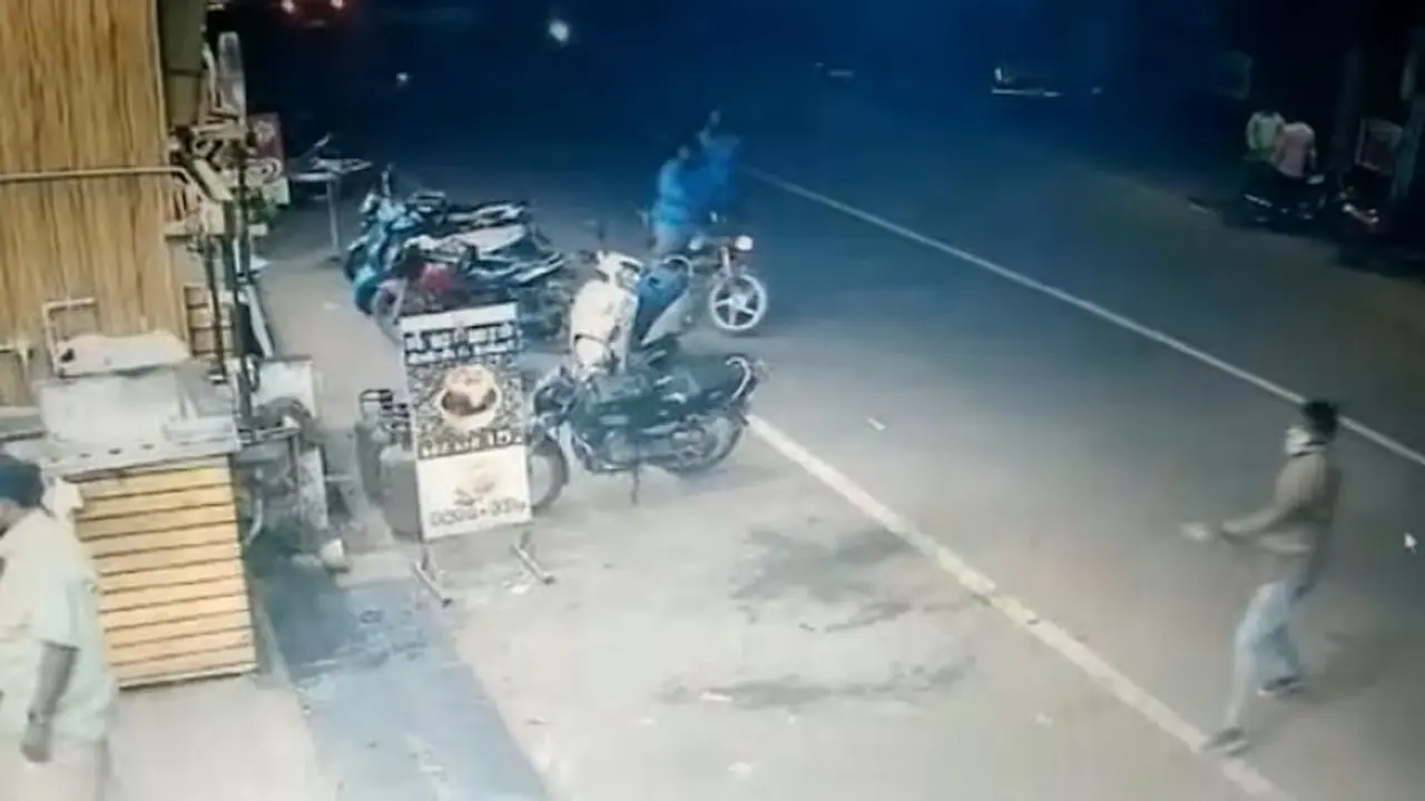 నాటు బాంబులు, కత్తులతో దాడి.. పుదుచ్చేరిలో బీజేపీ కార్యకర్త హత్య నాటు బాంబులు, కత్తులతో దాడి.. పుదుచ్చేరిలో బీజేపీ కార్యకర్త హత్య