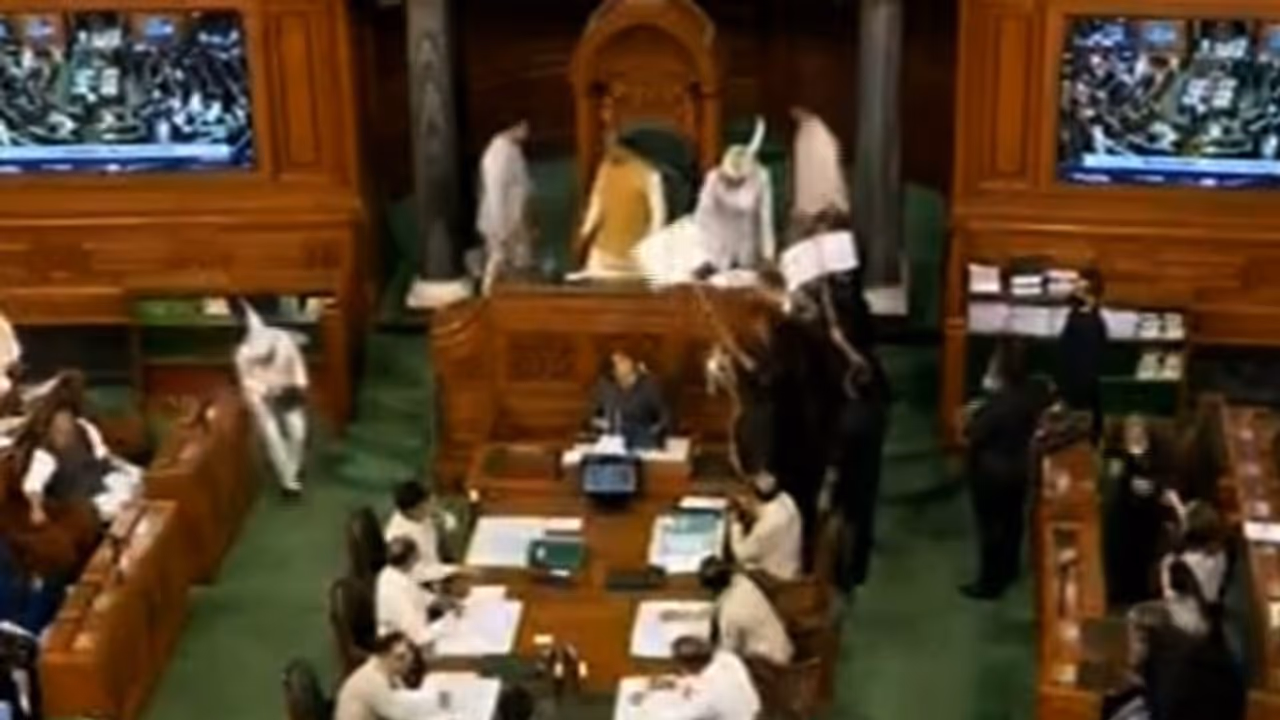 ടിഎൻ പ്രതാപനെയും ഹൈബി ഈഡനെയും ലോക്സഭയിൽ നിന്ന് പുറത്താക്കണമെന്ന് ബിജെപി ടിഎൻ പ്രതാപനെയും ഹൈബി ഈഡനെയും ലോക്സഭയിൽ നിന്ന് പുറത്താക്കണമെന്ന് ബിജെപി