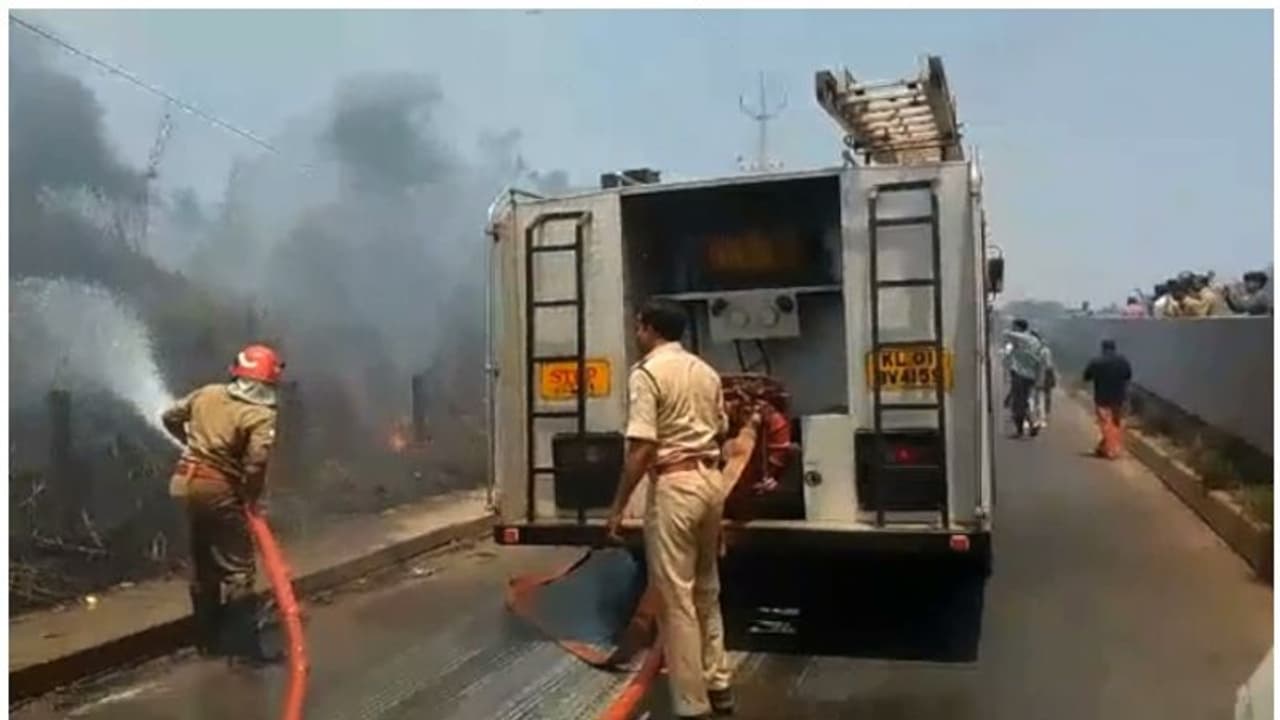 അഴിയൂരില് ഒന്നരേക്കര് അടിക്കാടിന് തീപിടിച്ചു; കെട്ടിടത്തിലേക്കും തീ ഭാഗികമായി പടര്ന്നു അഴിയൂരില് ഒന്നരേക്കര് അടിക്കാടിന് തീപിടിച്ചു; കെട്ടിടത്തിലേക്കും തീ ഭാഗികമായി പടര്ന്നു
