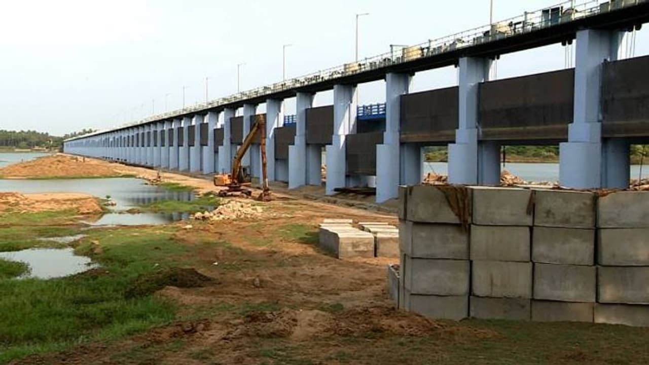ചമ്രവട്ടം റഗുലേറ്റർ കം ബ്രിഡ്ജിന്റെ ചോർച്ച അടയ്ക്കുന്ന ജോലികൾ വേഗത്തിൽ പൂർത്തിയാക്കണമെന്ന് ആവശ്യം