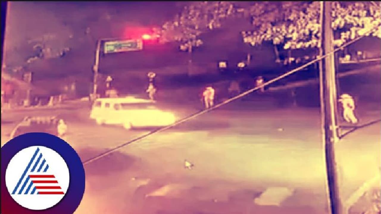 ಭದ್ರತಾ ಲೋಪ: ಅಮಿತ್ ಶಾ ಕಾರಿಗೆ ಬೈಕಲ್ಲಿ ಅಡ್ಡ ಬಂದ ಯುವಕರು! ಭದ್ರತಾ ಲೋಪ: ಅಮಿತ್ ಶಾ ಕಾರಿಗೆ ಬೈಕಲ್ಲಿ ಅಡ್ಡ ಬಂದ ಯುವಕರು!