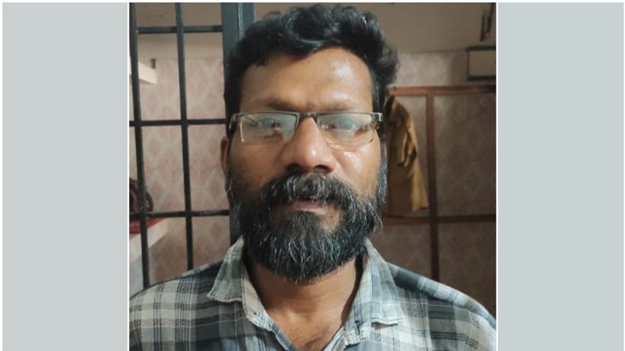 പിടിച്ചെടുത്തത് അഞ്ച് ലിറ്റർ വാറ്റ് ചാരായം; കോഴിക്കോട് ഒരാള് അറസ്റ്റില് പിടിച്ചെടുത്തത് അഞ്ച് ലിറ്റർ വാറ്റ് ചാരായം; കോഴിക്കോട് ഒരാള് അറസ്റ്റില്