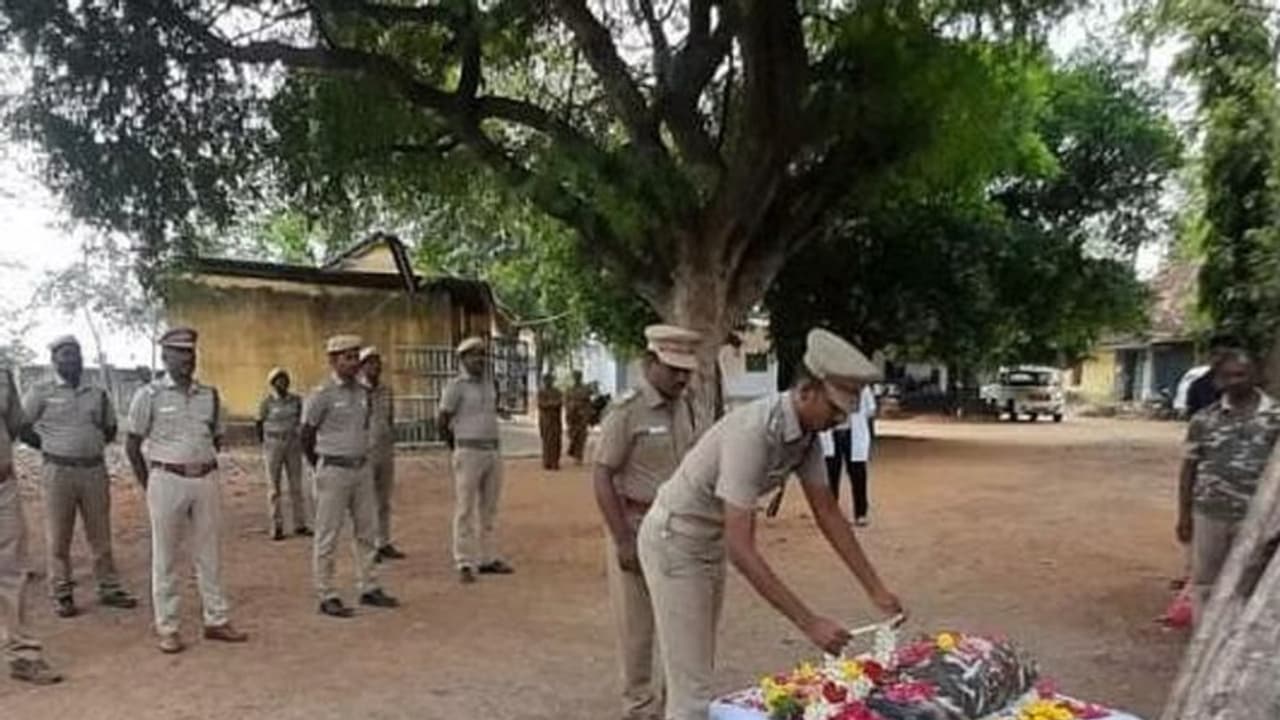 தமிழக வனத்துறையின் முதல் மோப்பநாய் சிமி அரசு மரியாதையுடன் நல்லடக்கம் தமிழக வனத்துறையின் முதல் மோப்பநாய் சிமி அரசு மரியாதையுடன் நல்லடக்கம்