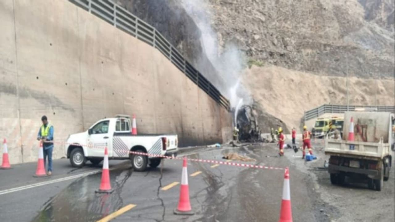 സൗദി അറേബ്യയില് ഉംറ തീര്ത്ഥാടകര് സഞ്ചരിച്ച ബസിന് തീപിടിച്ച് 20 മരണം സൗദി അറേബ്യയില് ഉംറ തീര്ത്ഥാടകര് സഞ്ചരിച്ച ബസിന് തീപിടിച്ച് 20 മരണം