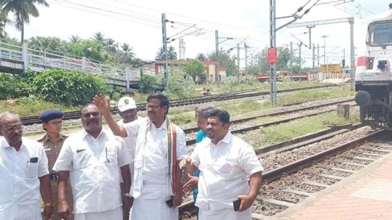 மாநிலத்தின் பல்வேறு பகுதிகளில் காங்கிரஸ் கட்சியினர் ரயில் மறியல் போராட்டம் மாநிலத்தின் பல்வேறு பகுதிகளில் காங்கிரஸ் கட்சியினர் ரயில் மறியல் போராட்டம்