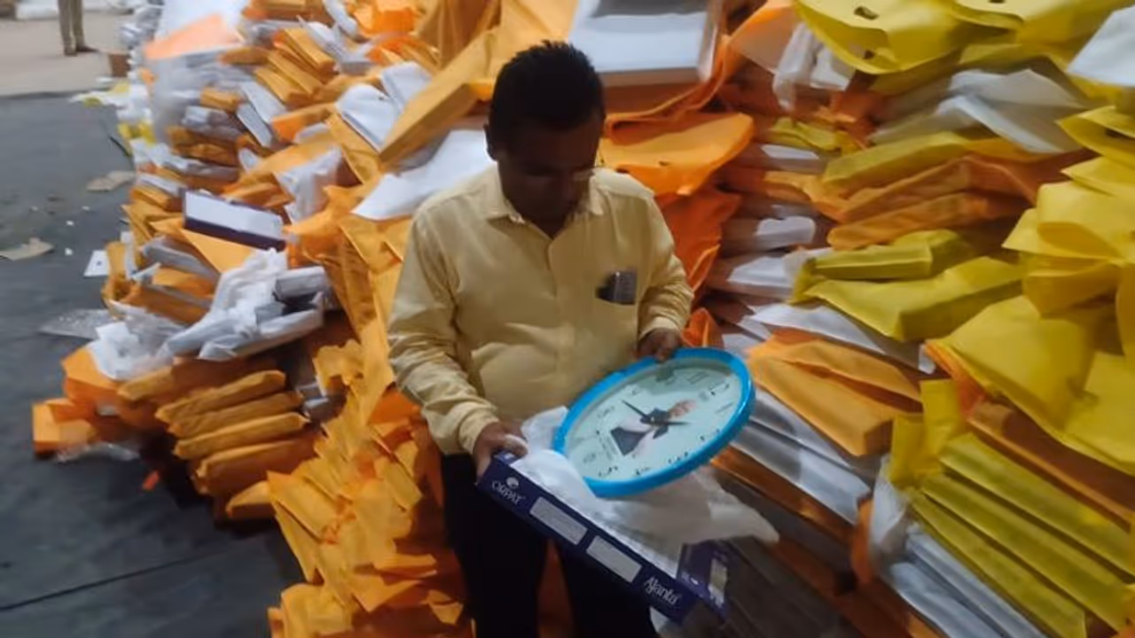 ವಿಜಯಪುರ: ಕಾಂಗ್ರೆಸ್ ನಾಯಕ ಎಸ್.ಆರ್. ಪಾಟೀಲ್ ಫೋಟೋ ಇರುವ ರಾಶಿ ರಾಶಿ ಗಿಫ್ಟ್ ಪತ್ತೆ..! ವಿಜಯಪುರ: ಕಾಂಗ್ರೆಸ್ ನಾಯಕ ಎಸ್.ಆರ್. ಪಾಟೀಲ್ ಫೋಟೋ ಇರುವ ರಾಶಿ ರಾಶಿ ಗಿಫ್ಟ್ ಪತ್ತೆ..!