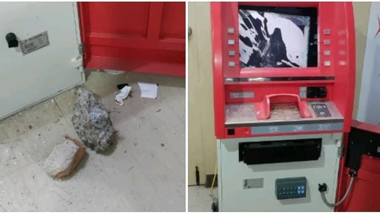 கற்களை கொண்டு சென்னையில் ஏடிஎம் இயந்திரத்தை உடைக்க முயற்சி..! அலாரத்தால் அலறி ஓடிய கொள்ளையர் கற்களை கொண்டு சென்னையில் ஏடிஎம் இயந்திரத்தை உடைக்க முயற்சி..! அலாரத்தால் அலறி ஓடிய கொள்ளையர்