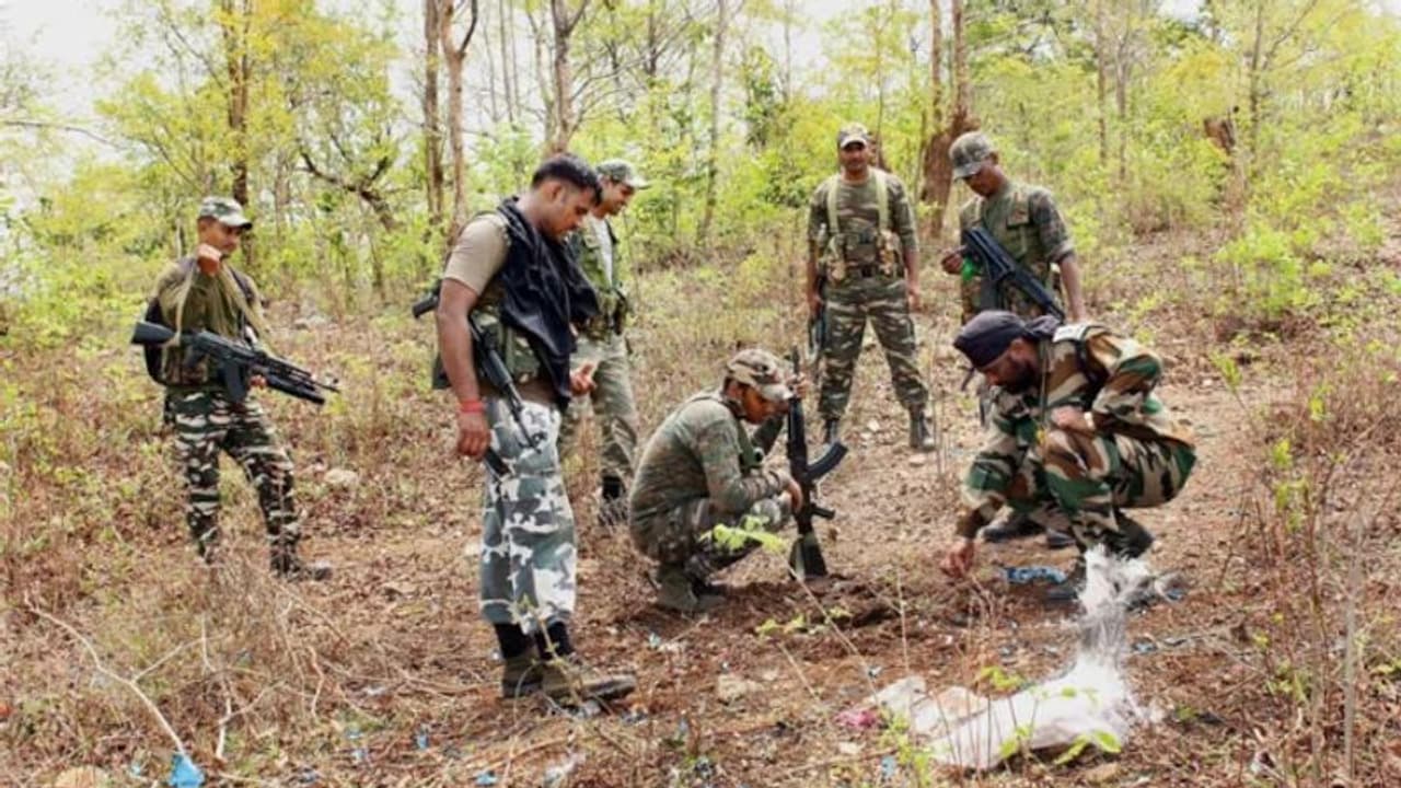 സ്ഫോടക വസ്തു പൊട്ടിത്തെറിച്ച് രണ്ട് സൈനികർക്ക് പരിക്ക്