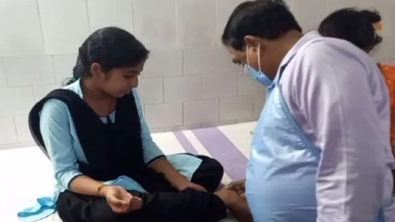 ಹಾವಿನಿಂದ ಕಚ್ಚಿಸಿಕೊಂಡರೂ ಪರೀಕ್ಷೆ ಬರೆದ ಪಿಯು ವಿದ್ಯಾರ್ಥಿನಿ : ಸ್ಥಿತಿ ಗಂಭೀರ