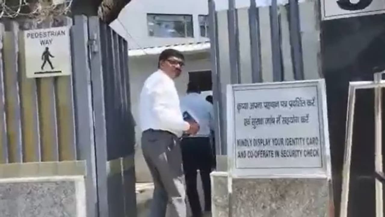 ఢిల్లీ లిక్కర్ స్కామ్: ఈడీ కార్యాలయానికి కవిత లాయర్ సోమా భరత్.. ఢిల్లీ లిక్కర్ స్కామ్: ఈడీ కార్యాలయానికి కవిత లాయర్ సోమా భరత్..