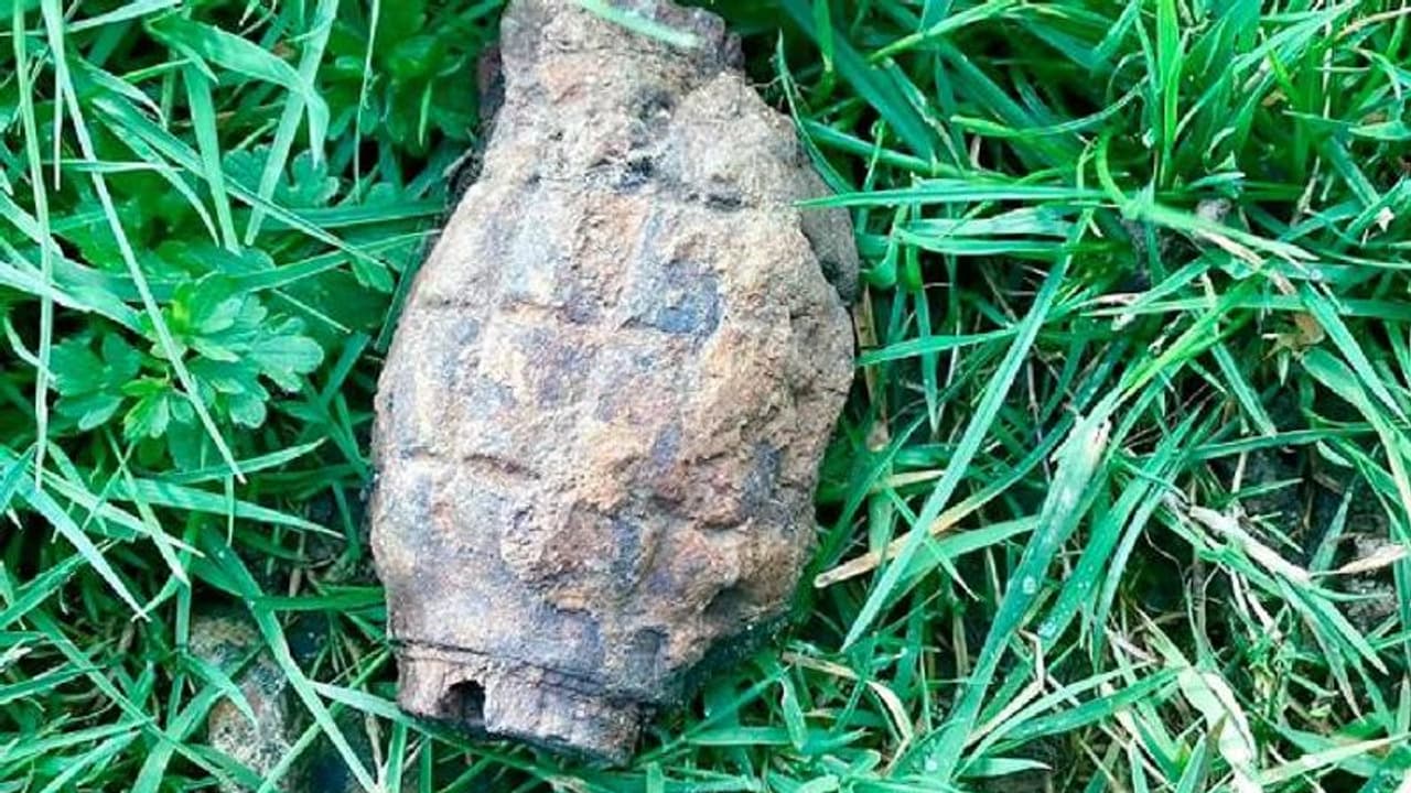 മുറ്റത്ത് കളിച്ചുകൊണ്ടിരുന്ന ഒമ്പതു വയസ്സുകാരന് കിട്ടിയത് പൊട്ടാതെ കിടന്ന ഗ്രനേഡ്, ഞെട്ടിത്തരിച്ച് അമ്മ മുറ്റത്ത് കളിച്ചുകൊണ്ടിരുന്ന ഒമ്പതു വയസ്സുകാരന് കിട്ടിയത് പൊട്ടാതെ കിടന്ന ഗ്രനേഡ്, ഞെട്ടിത്തരിച്ച് അമ്മ