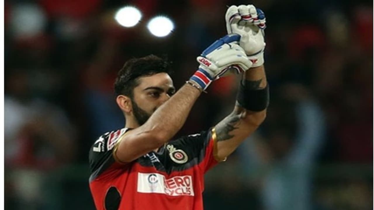 கையில் 15 தையலுடன் களமிறங்கி சதமடித்தார் விராட் கோலி சஞ்சய் பங்கார் கையில் 15 தையலுடன் களமிறங்கி சதமடித்தார் விராட் கோலி சஞ்சய் பங்கார்