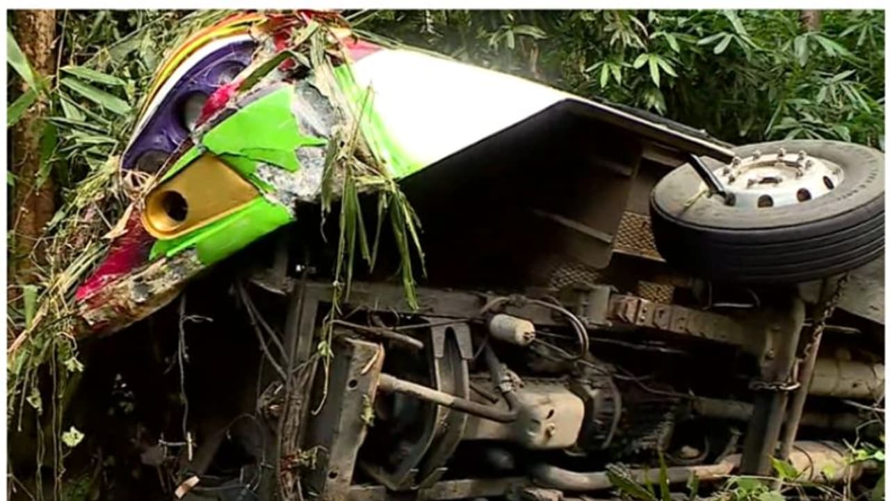 లోయలోపడిన బస్సు.. 62 మంది అయ్యప్ప భక్తులకు గాయాలు.. దర్శనం చేసుకుని వస్తుండగా కేరళలో ప్రమాదం (వీడియో)