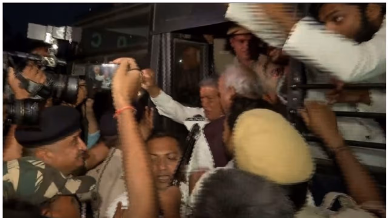 രാഹുൽ ഗാന്ധിക്കെതിരായ അയോഗ്യത; ജയ്ഭാരത് സത്യഗ്രഹത്തിന് ഇന്ന് തുടക്കം, പാർലമെന്റ് ഇന്നും പ്രക്ഷുബ്ധമായേക്കും രാഹുൽ ഗാന്ധിക്കെതിരായ അയോഗ്യത; ജയ്ഭാരത് സത്യഗ്രഹത്തിന് ഇന്ന് തുടക്കം, പാർലമെന്റ് ഇന്നും പ്രക്ഷുബ്ധമായേക്കും