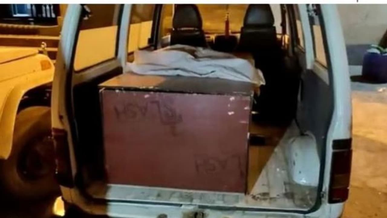 പരിശോധനക്കിടെ ആംബുലൻസിനകത്തെ ശവപ്പെട്ടിക്ക് അസാധാരണ വലിപ്പം, ഉദ്യോഗസ്ഥര് തുറന്നപ്പോൾ അമ്പരിപ്പിക്കുന്ന കാഴ്ച പരിശോധനക്കിടെ ആംബുലൻസിനകത്തെ ശവപ്പെട്ടിക്ക് അസാധാരണ വലിപ്പം, ഉദ്യോഗസ്ഥര് തുറന്നപ്പോൾ അമ്പരിപ്പിക്കുന്ന കാഴ്ച